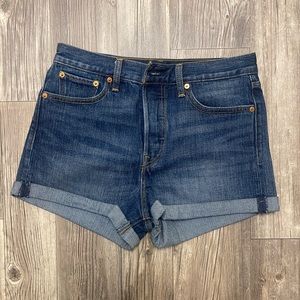 EXCELLENT CONDITION- Levi Shorts Size 28